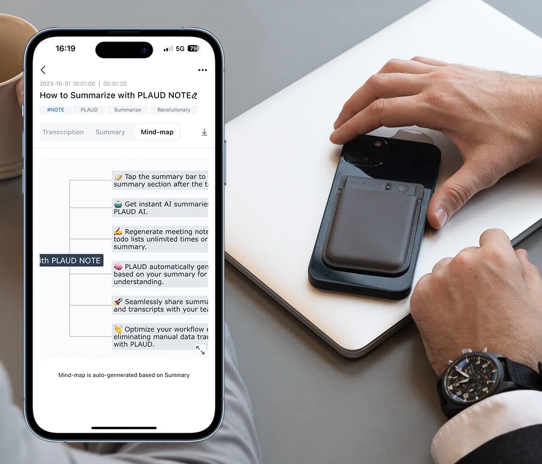 Plaud Note Pro a telefon s přepisem schůzky na pracovním stole